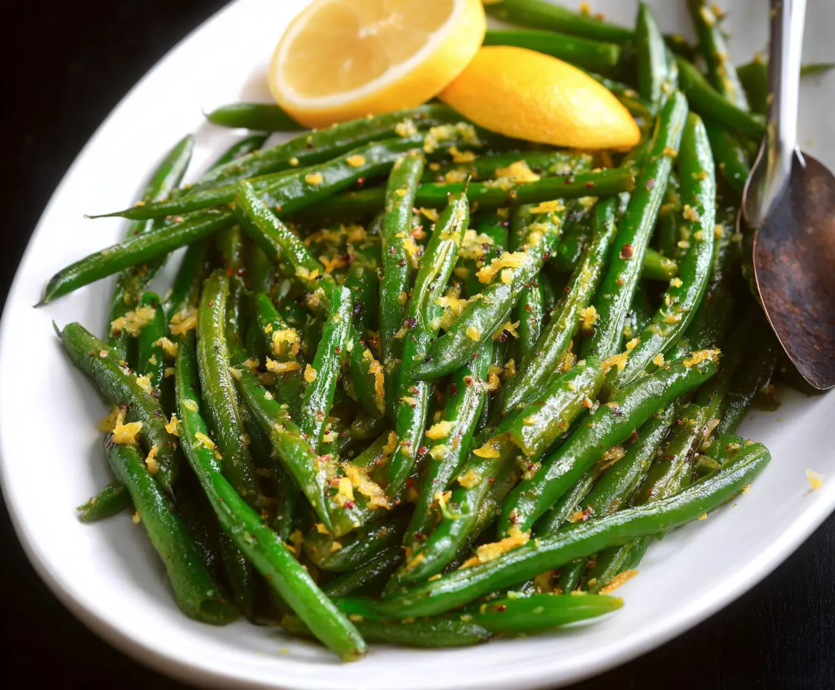 Fresh lemon green beans dish with vibrant green beans and zesty lemon slices for a healthy side recipe.
